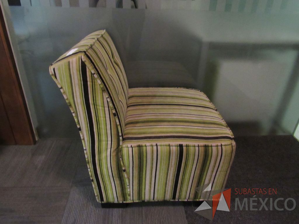 Lote 019 - Sillón de 1 plaza con asiento y respaldo en tela rayada color verde - Imagen 5