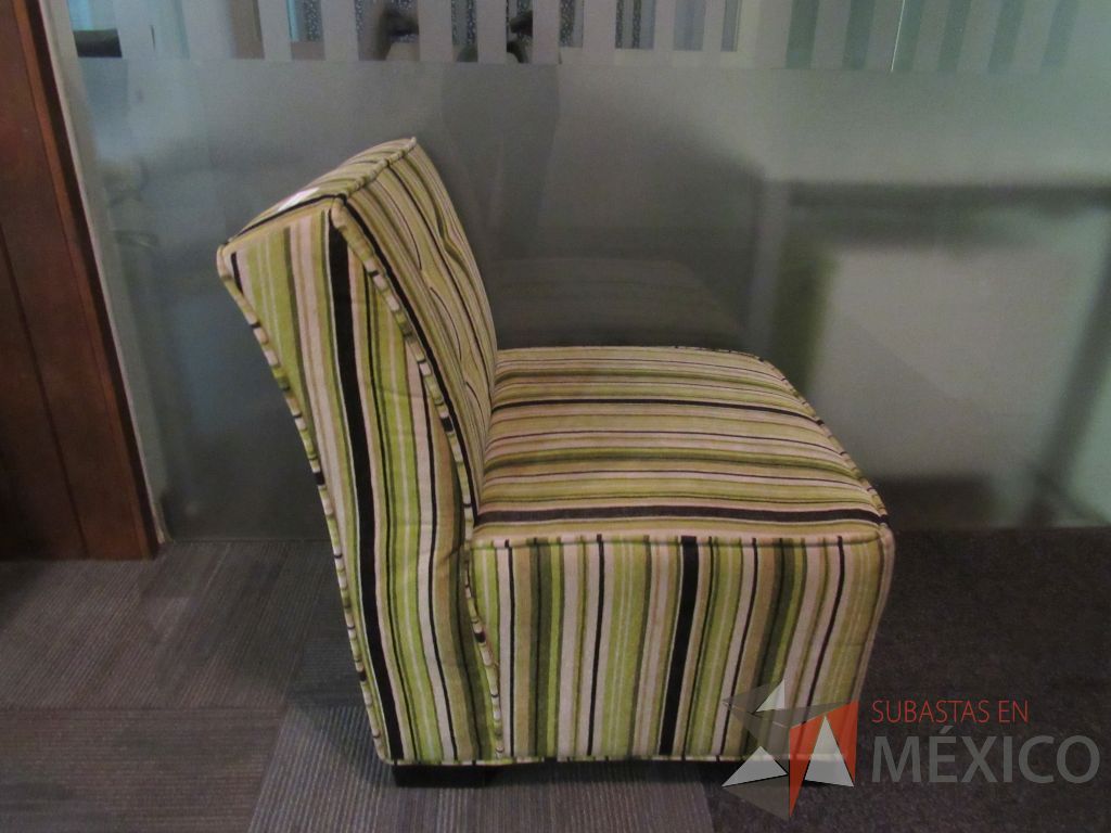 Lote 019 - Sillón de 1 plaza con asiento y respaldo en tela rayada color verde - Imagen 6