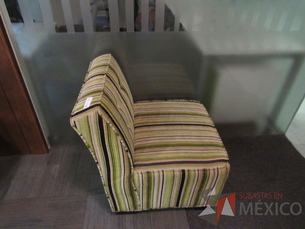 Lote 019 - Sillón de 1 plaza con asiento y respaldo en tela rayada color verde - Imagen 7