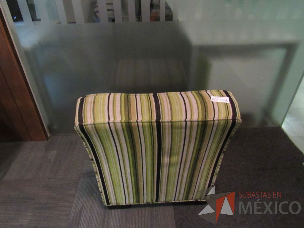 Lote 019 - Sillón de 1 plaza con asiento y respaldo en tela rayada color verde - Imagen 8