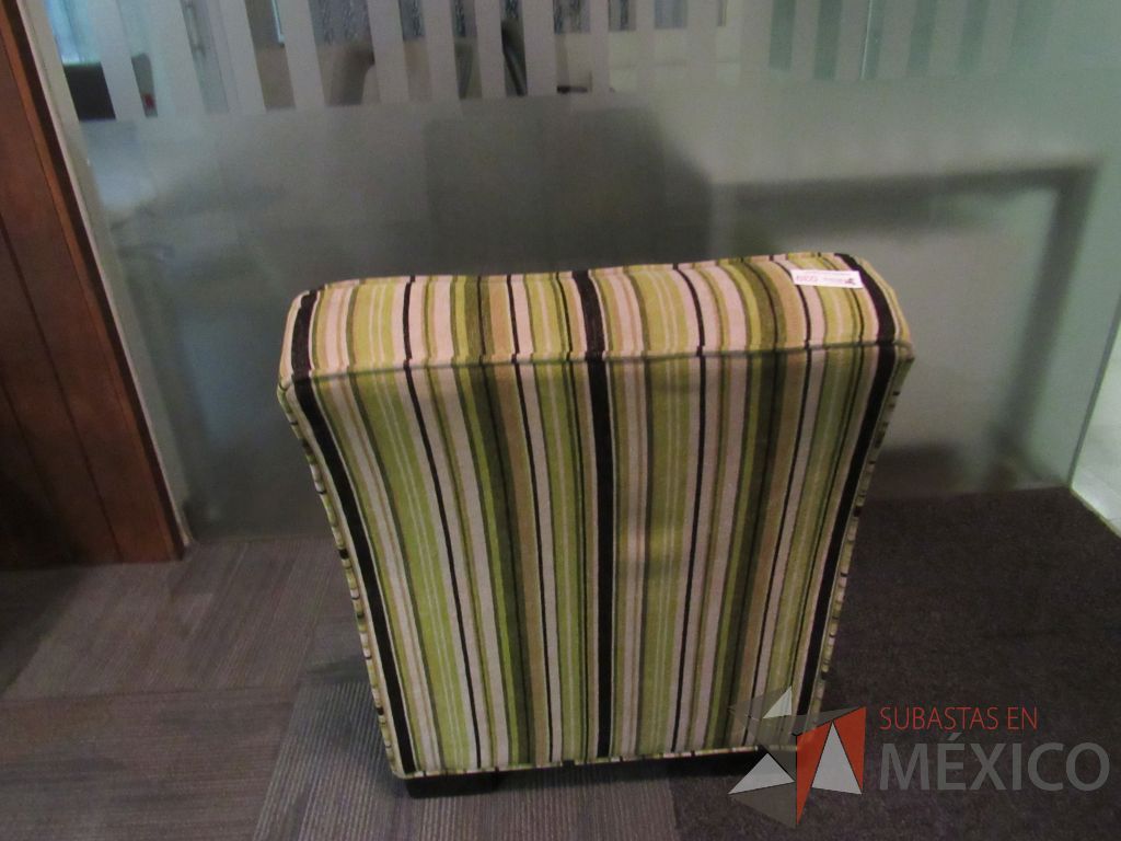 Lote 019 - Sillón de 1 plaza con asiento y respaldo en tela rayada color verde - Imagen 9