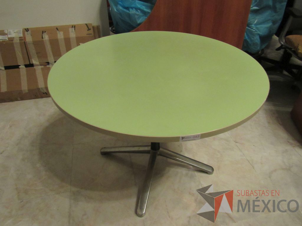 Lote 098d - Mesa de trabajo circular con base metálica y cubierta color verde - Imagen 2