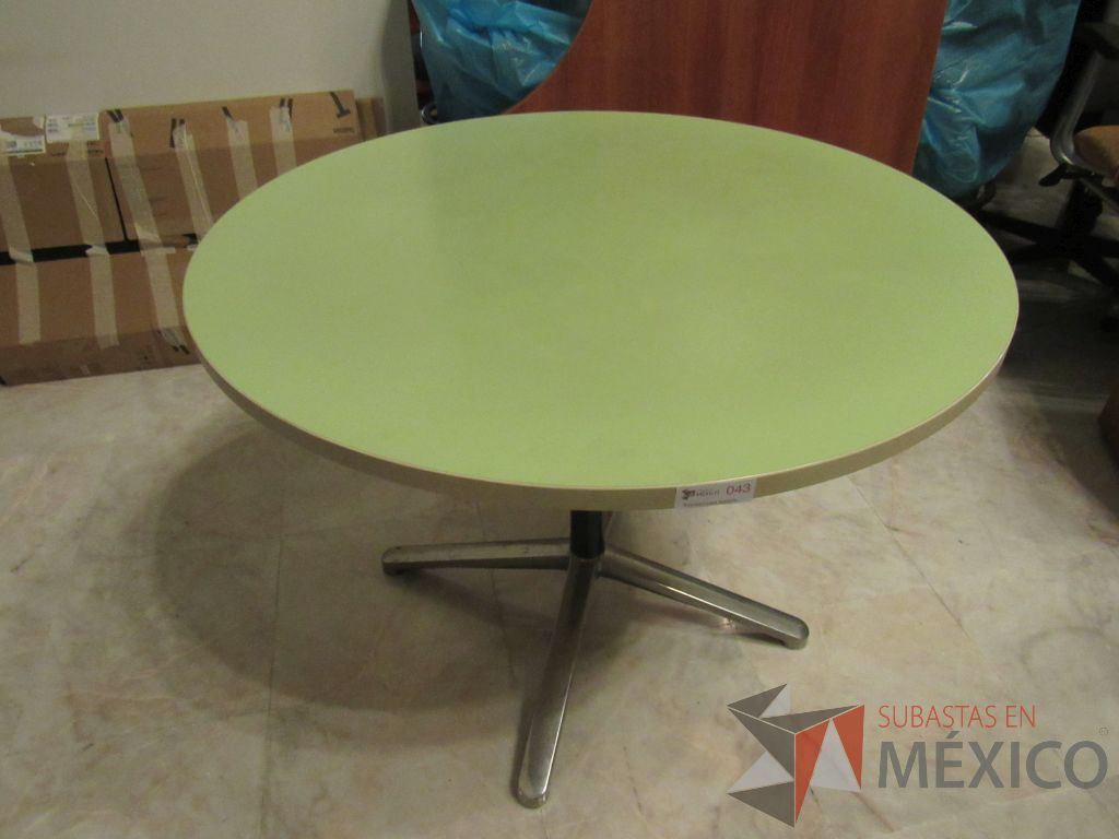 Lote 098d - Mesa de trabajo circular con base metálica y cubierta color verde