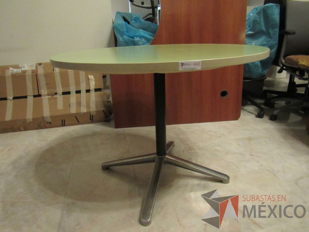 Lote 098d - Mesa de trabajo circular con base metálica y cubierta color verde - Imagen 6