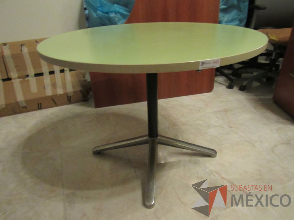 Lote 098d - Mesa de trabajo circular con base metálica y cubierta color verde - Imagen 5