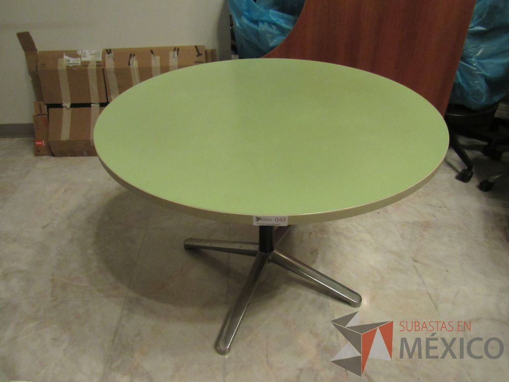 Lote 098d - Mesa de trabajo circular con base metálica y cubierta color verde - Imagen 4