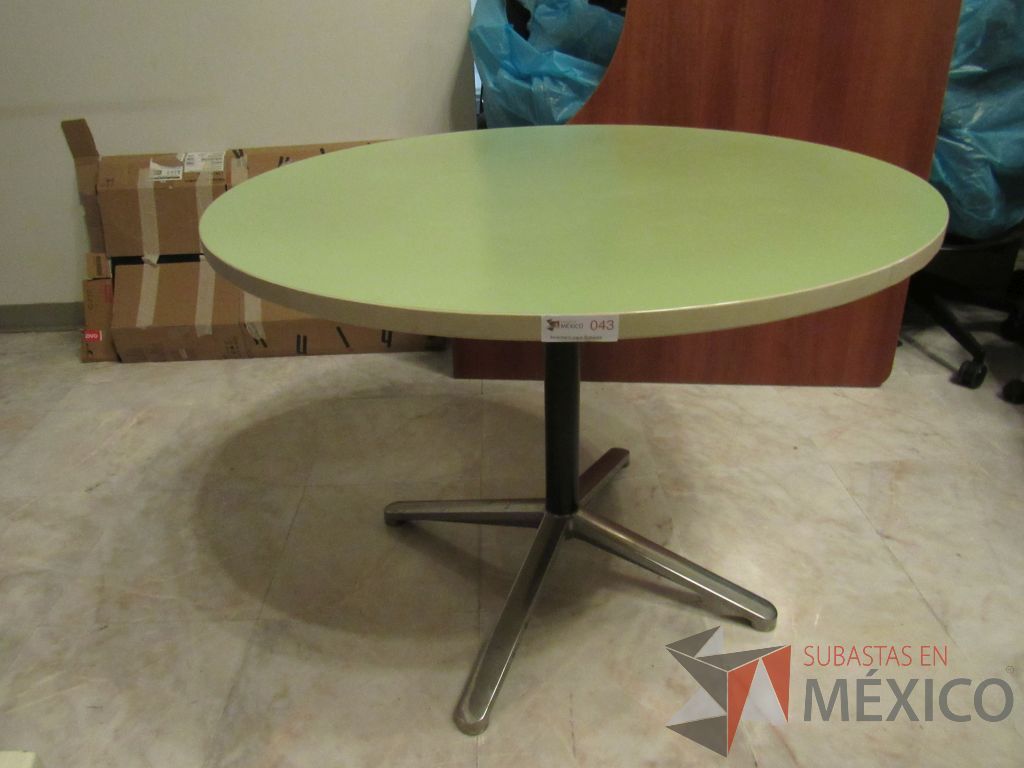 Lote 098d - Mesa de trabajo circular con base metálica y cubierta color verde - Imagen 3