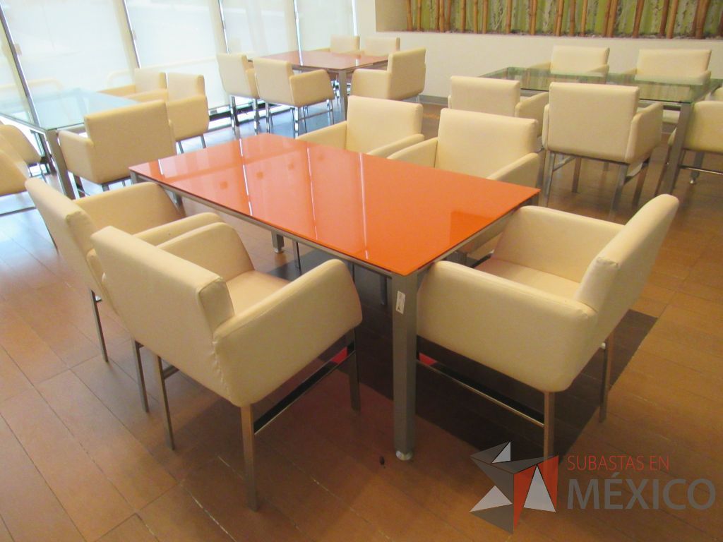 Lote 100 - 3 Mesas de trabajo rectangulares con base metálica y cubierta de vidrio color naranja - Imagen 2