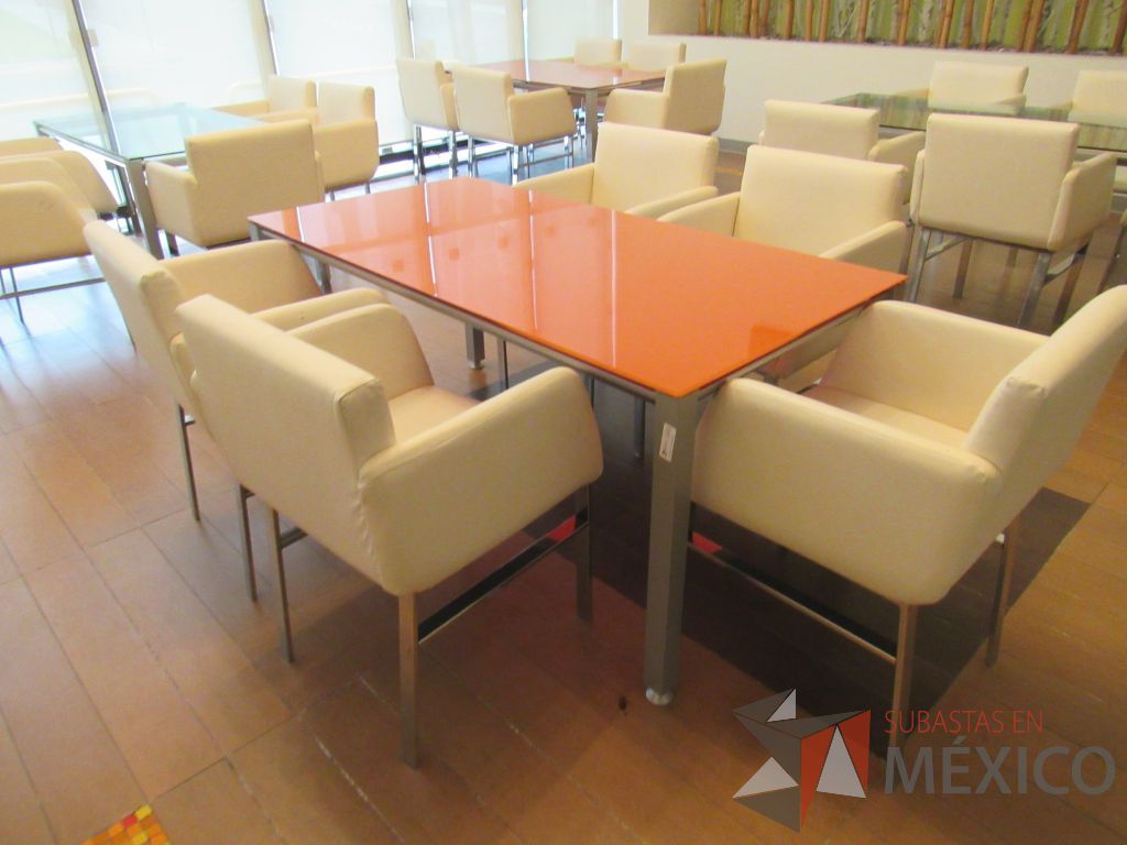 Lote 100 - 3 Mesas de trabajo rectangulares con base metálica y cubierta de vidrio color naranja