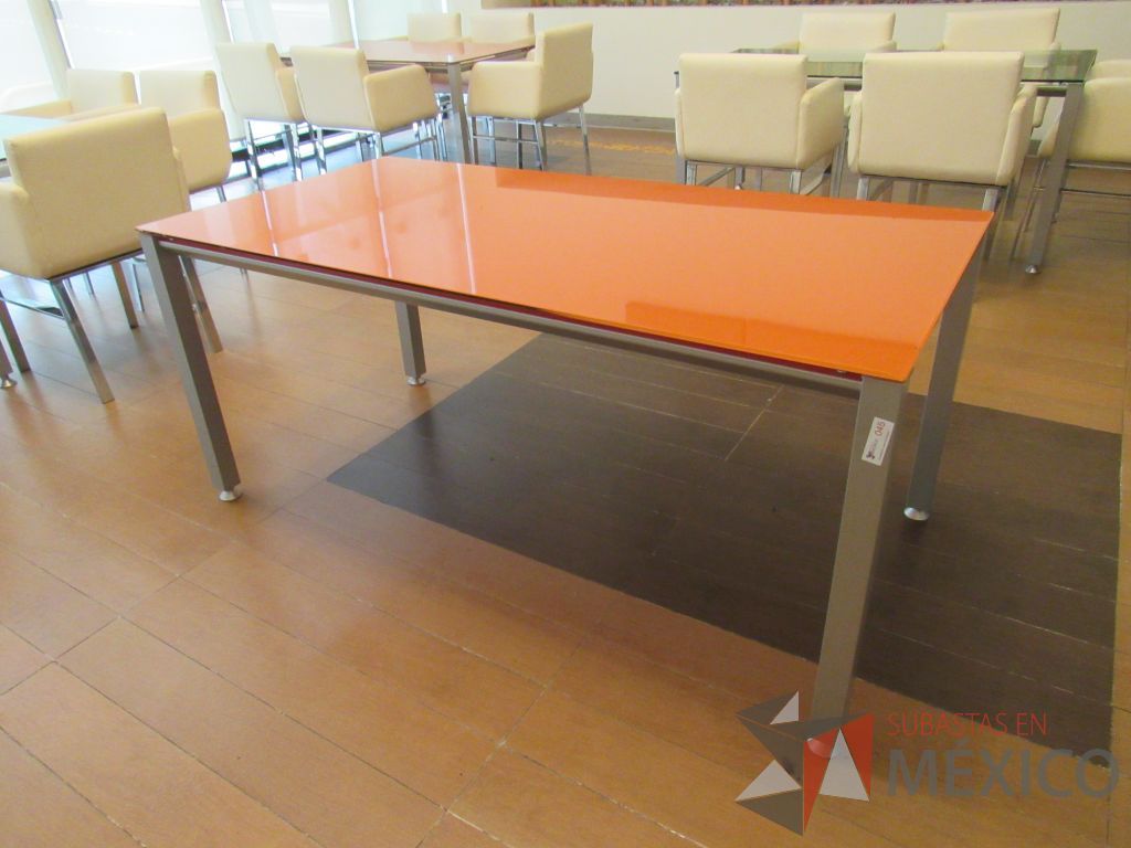 Lote 100 - 3 Mesas de trabajo rectangulares con base metálica y cubierta de vidrio color naranja - Imagen 3