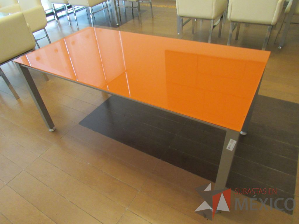Lote 100 - 3 Mesas de trabajo rectangulares con base metálica y cubierta de vidrio color naranja - Imagen 5