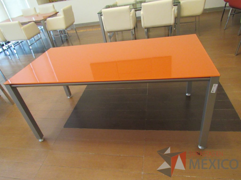 Lote 100 - 3 Mesas de trabajo rectangulares con base metálica y cubierta de vidrio color naranja - Imagen 6