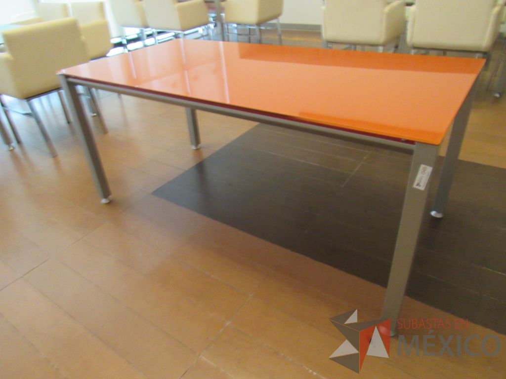 Lote 100 - 3 Mesas de trabajo rectangulares con base metálica y cubierta de vidrio color naranja - Imagen 7