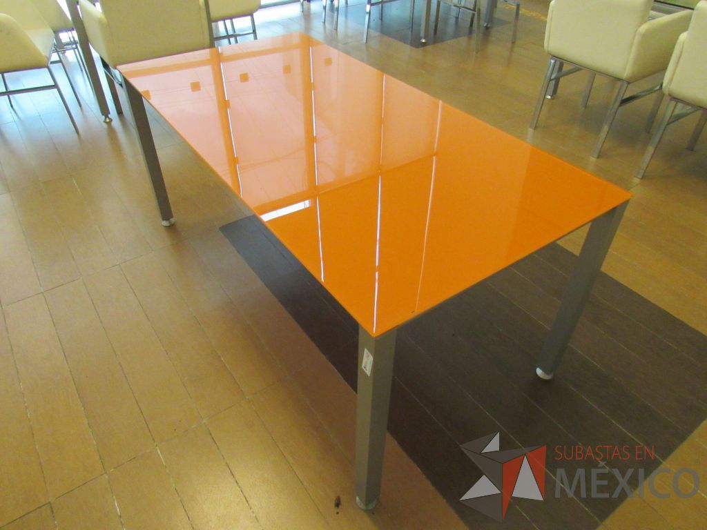 Lote 100 - 3 Mesas de trabajo rectangulares con base metálica y cubierta de vidrio color naranja - Imagen 8