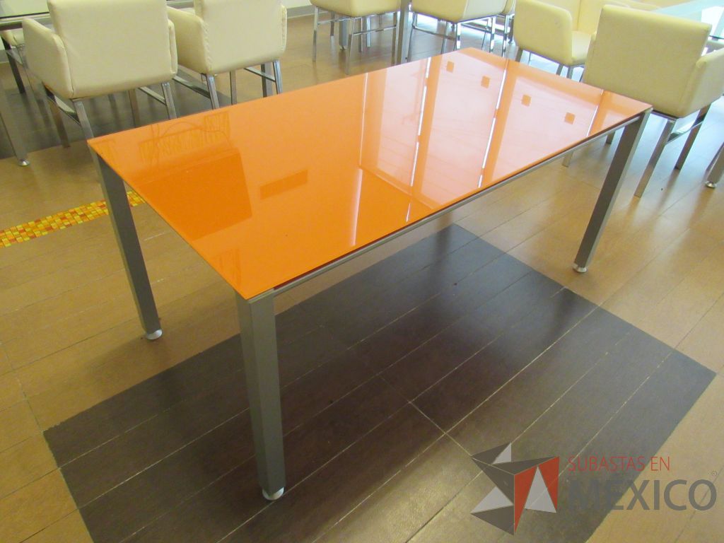 Lote 100 - 3 Mesas de trabajo rectangulares con base metálica y cubierta de vidrio color naranja - Imagen 9