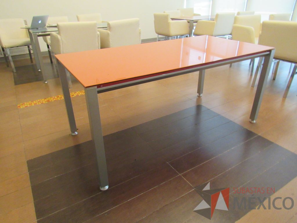 Lote 100 - 3 Mesas de trabajo rectangulares con base metálica y cubierta de vidrio color naranja - Imagen 10