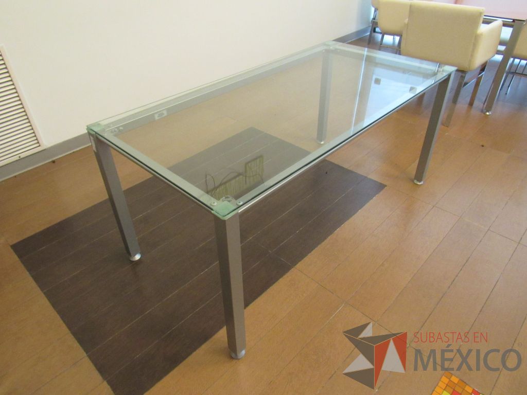 Lote 101 - 3 Mesas de trabajo rectangulares con base metálica y cubierta de vidrio color transparente