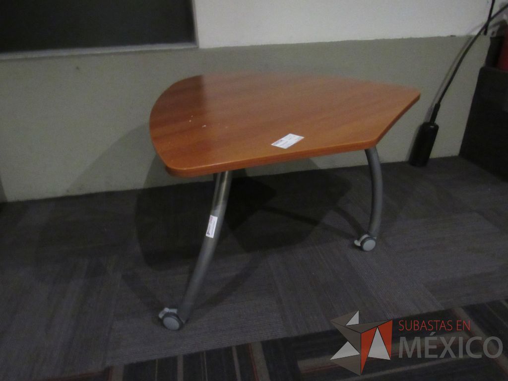 Lote 103 - Mesa de trabajo con 3 patas metálicas, ruedas, y cubierta color café - Imagen 3