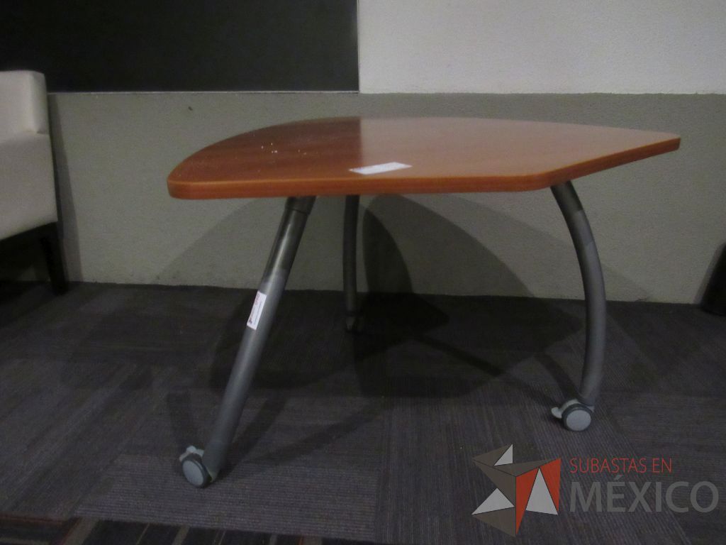 Lote 103 - Mesa de trabajo con 3 patas metálicas, ruedas, y cubierta color café - Imagen 4
