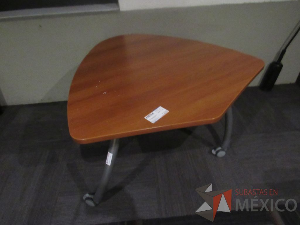 Lote 103 - Mesa de trabajo con 3 patas metálicas, ruedas, y cubierta color café