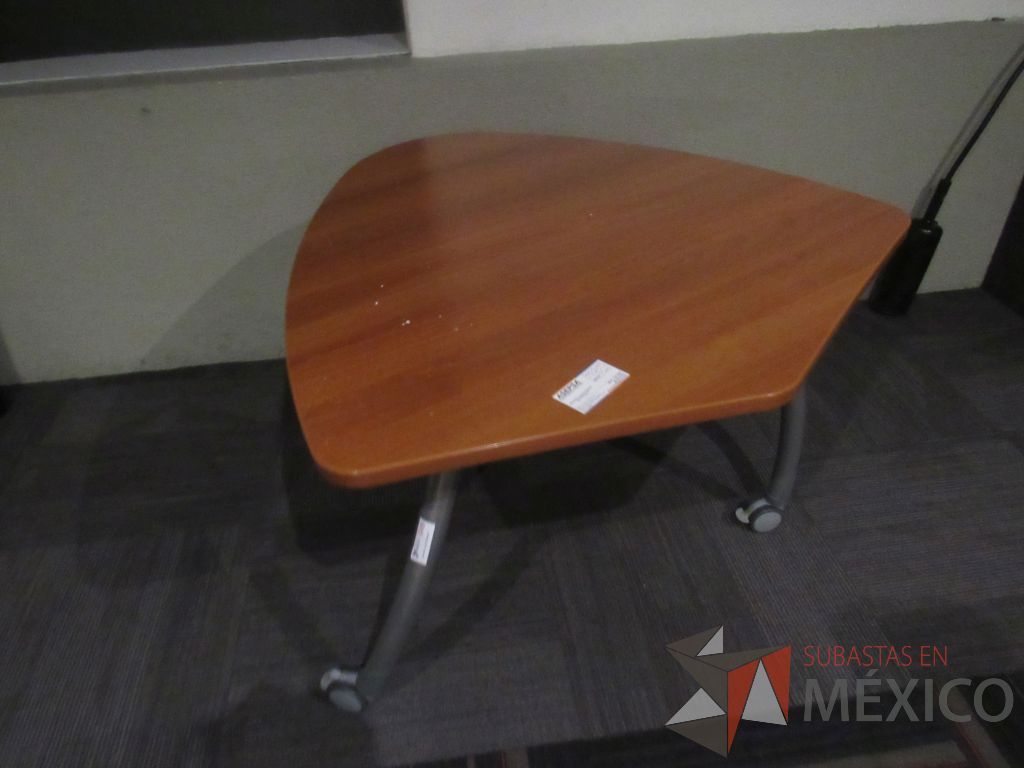Lote 103 - Mesa de trabajo con 3 patas metálicas, ruedas, y cubierta color café - Imagen 5