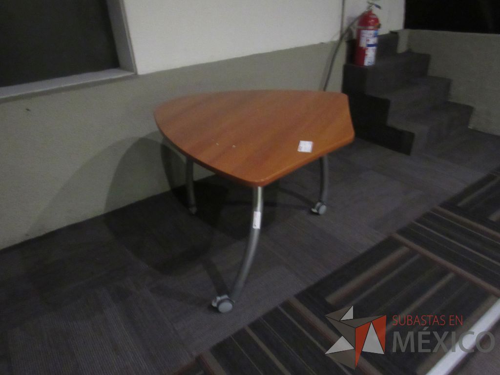 Lote 103 - Mesa de trabajo con 3 patas metálicas, ruedas, y cubierta color café - Imagen 7