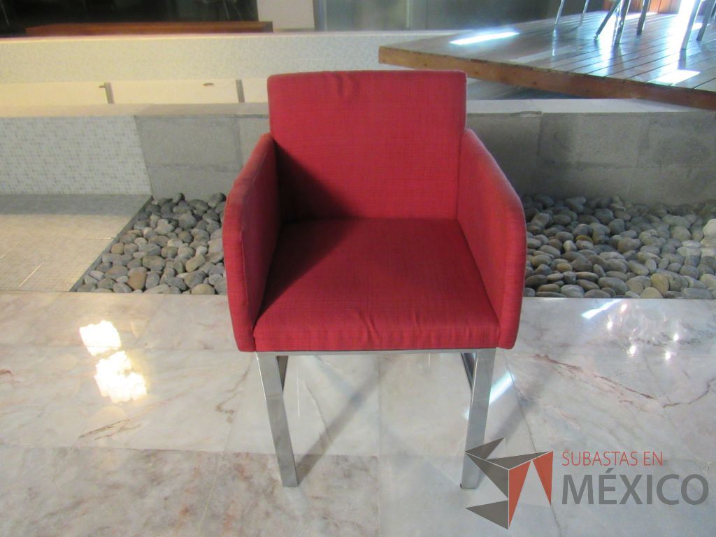 Lote 104 - 2 Sillas con 4 patas metálicas, asiento y respaldo en tela color rosa - Imagen 2