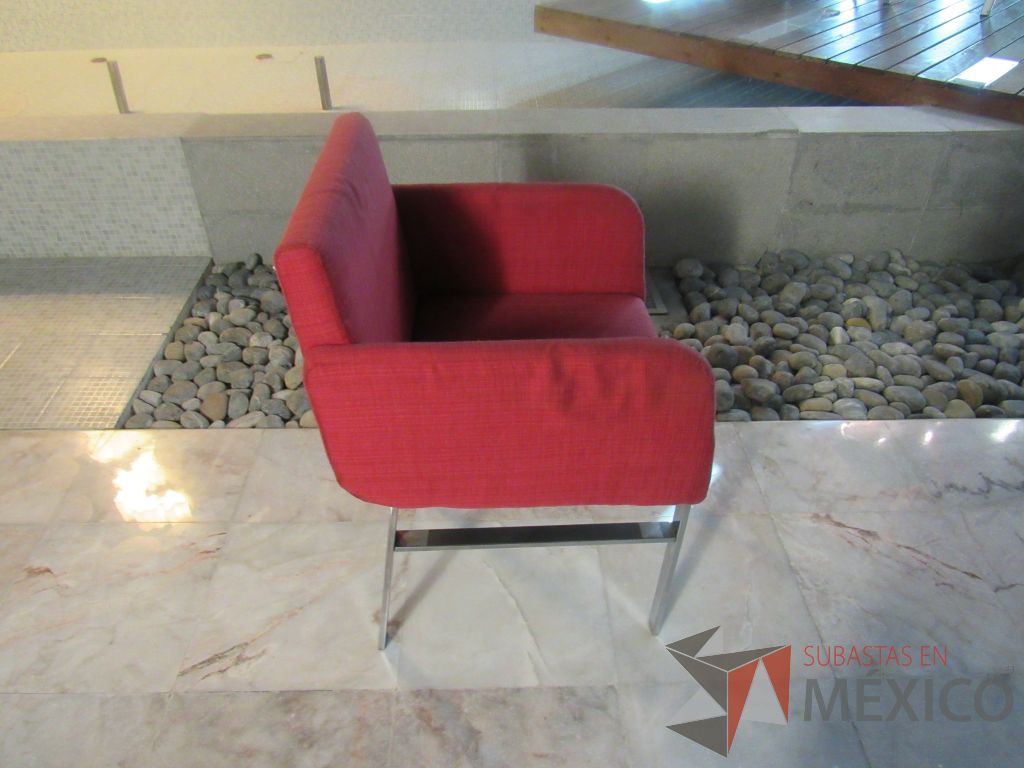 Lote 104 - 2 Sillas con 4 patas metálicas, asiento y respaldo en tela color rosa - Imagen 3