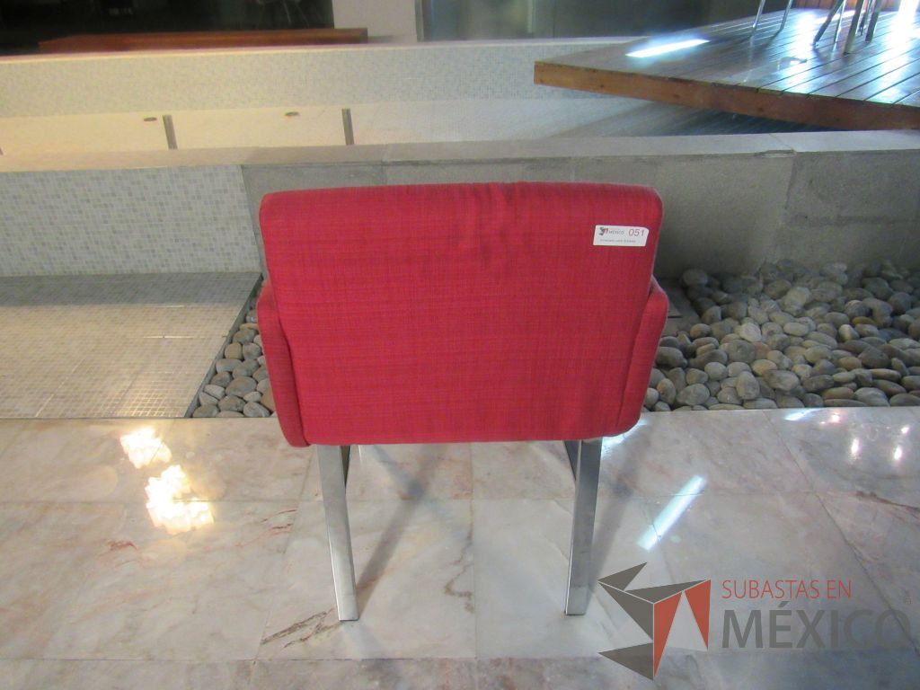 Lote 104 - 2 Sillas con 4 patas metálicas, asiento y respaldo en tela color rosa - Imagen 4