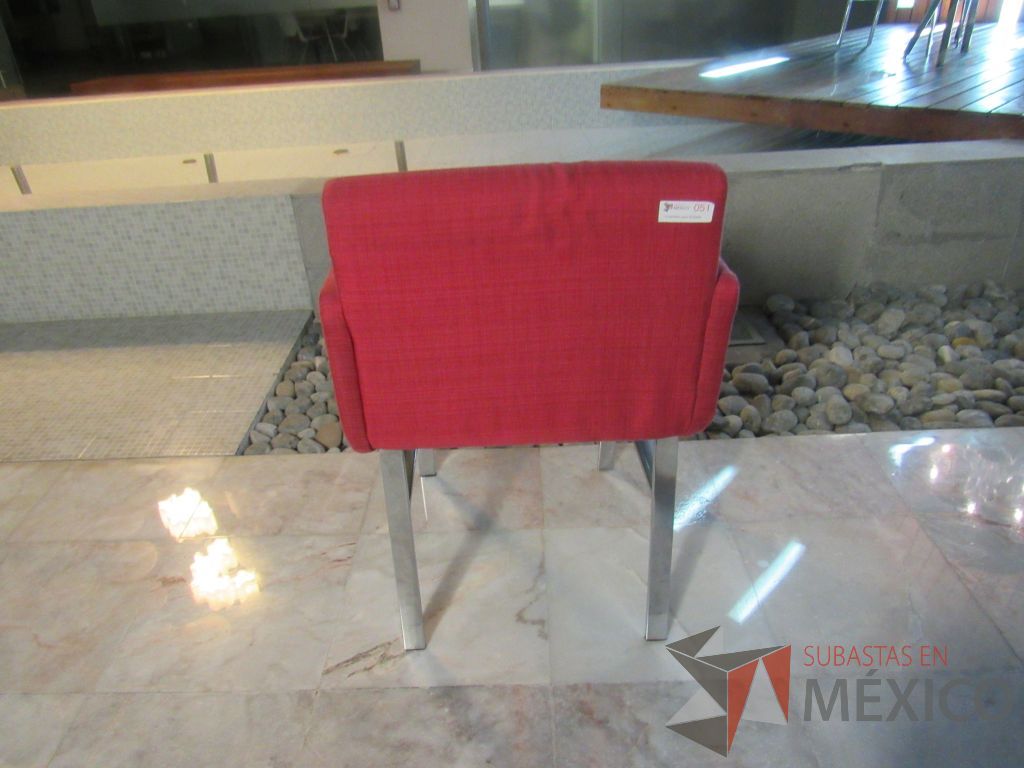 Lote 104 - 2 Sillas con 4 patas metálicas, asiento y respaldo en tela color rosa - Imagen 5