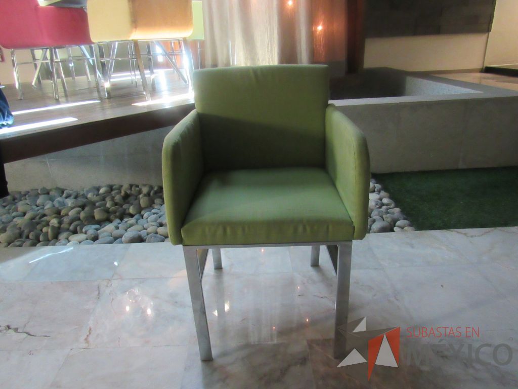Lote 087 - Silla con 4 patas metálicas, asiento y respaldo en tela color verde - Imagen 2