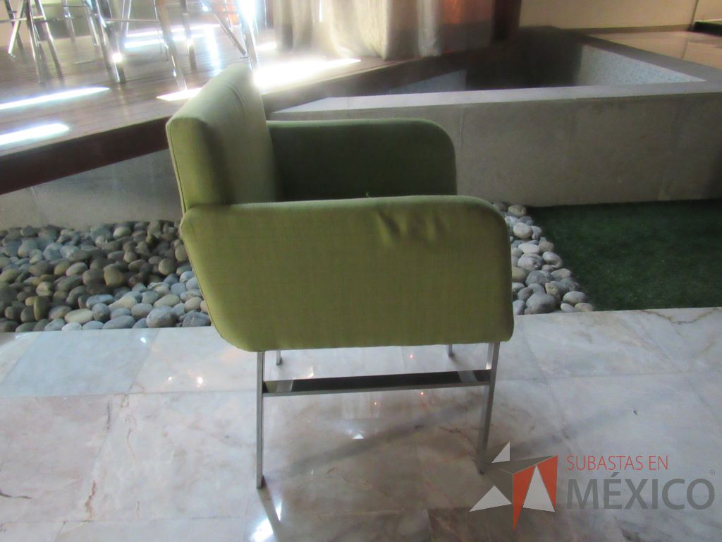 Lote 087 - Silla con 4 patas metálicas, asiento y respaldo en tela color verde - Imagen 3