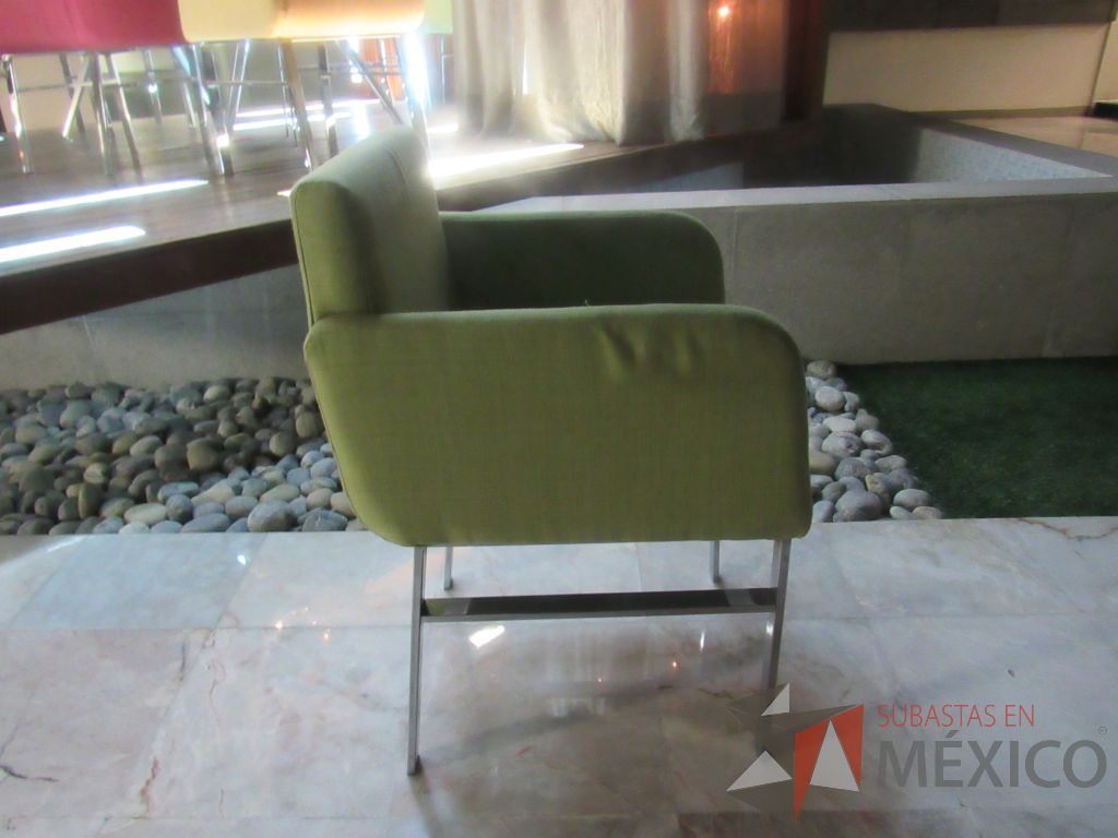 Lote 087 - Silla con 4 patas metálicas, asiento y respaldo en tela color verde - Imagen 4