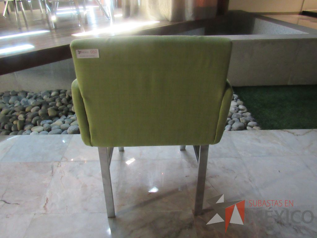 Lote 087 - Silla con 4 patas metálicas, asiento y respaldo en tela color verde - Imagen 5