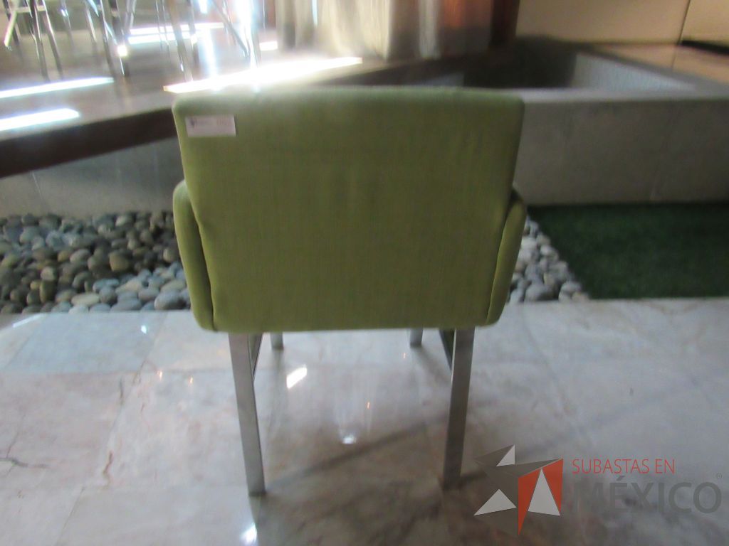Lote 087 - Silla con 4 patas metálicas, asiento y respaldo en tela color verde - Imagen 6