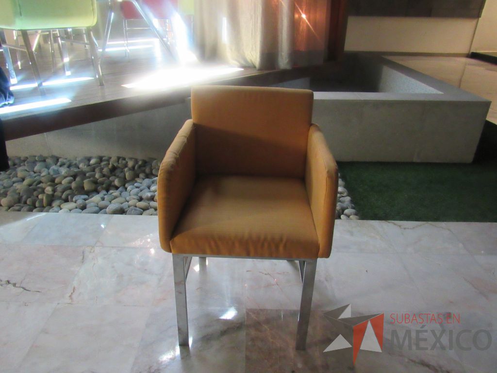 Lote 177 - 2 Sillas con 4 patas metálicas, asiento y respaldo en tela color amarillo - Imagen 2