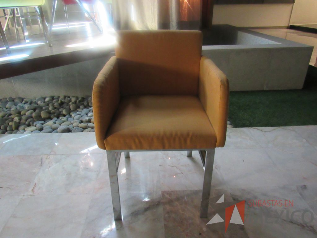 Lote 177 - 2 Sillas con 4 patas metálicas, asiento y respaldo en tela color amarillo