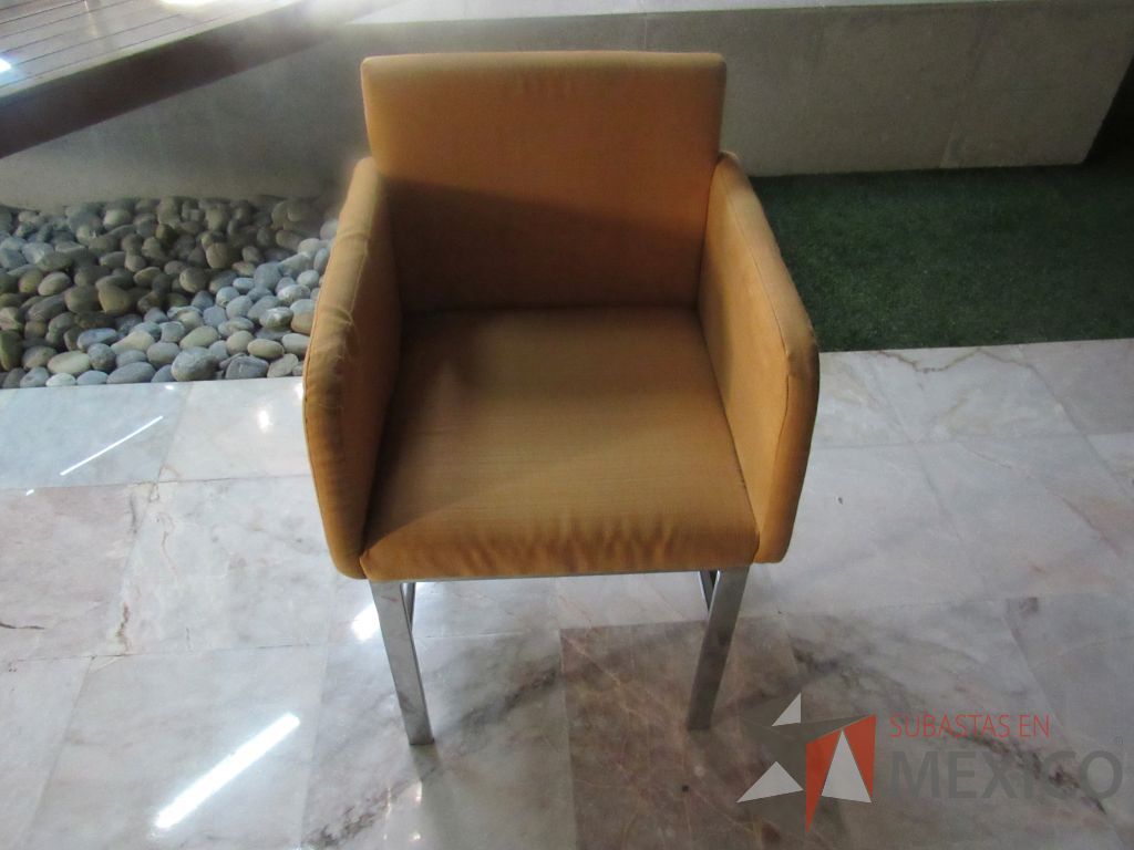 Lote 177 - 2 Sillas con 4 patas metálicas, asiento y respaldo en tela color amarillo - Imagen 3