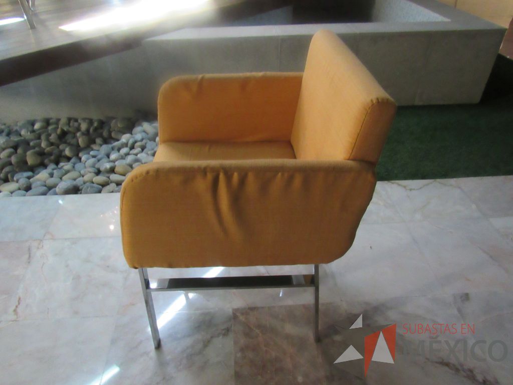 Lote 177 - 2 Sillas con 4 patas metálicas, asiento y respaldo en tela color amarillo - Imagen 4