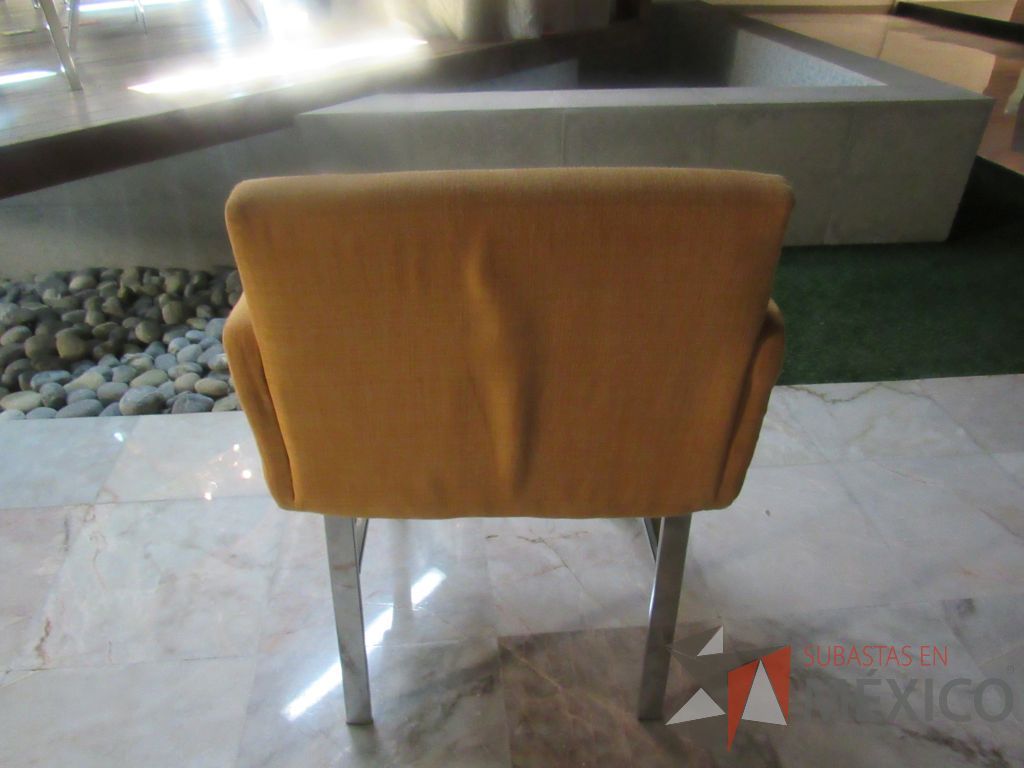 Lote 177 - 2 Sillas con 4 patas metálicas, asiento y respaldo en tela color amarillo - Imagen 5