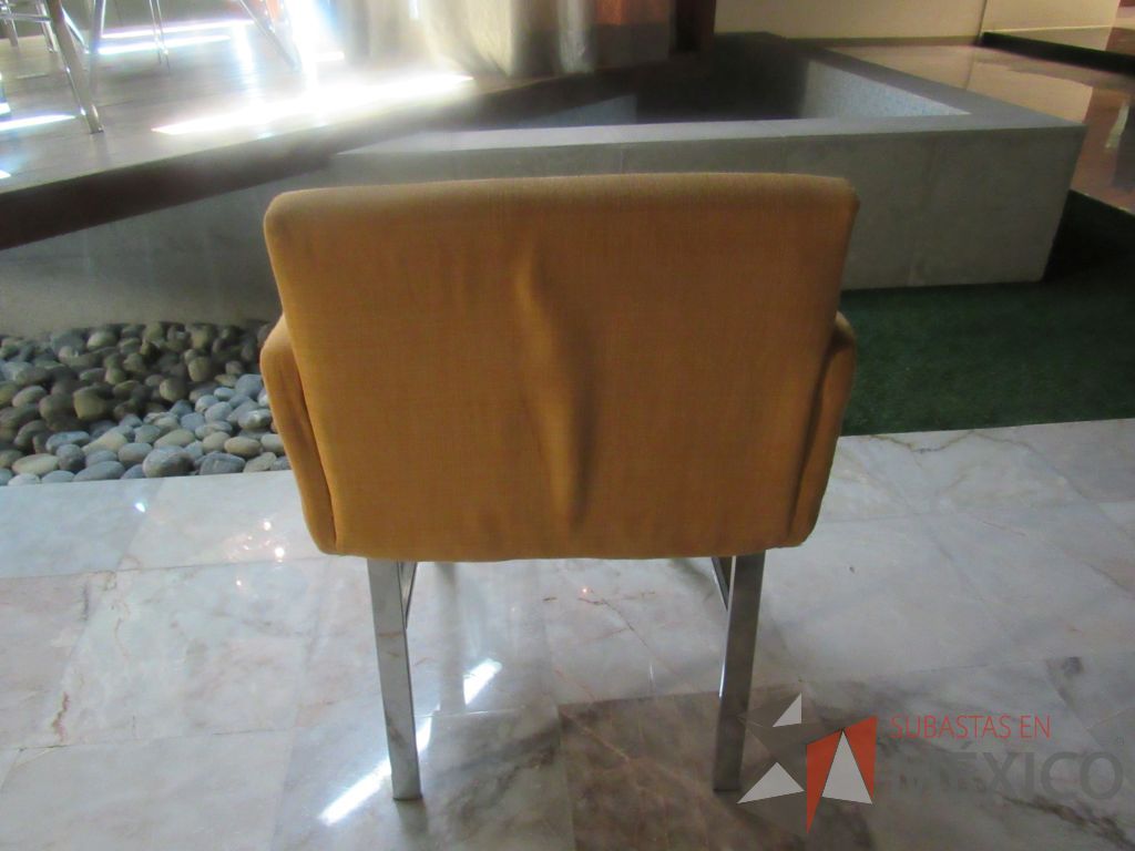 Lote 177 - 2 Sillas con 4 patas metálicas, asiento y respaldo en tela color amarillo - Imagen 6