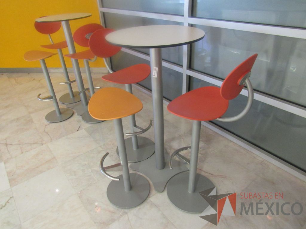 Lote 106a - Mesa alta circular con base metálica y cubierta color blanco - Imagen 11