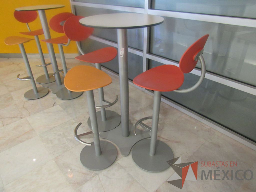 Lote 106a - Mesa alta circular con base metálica y cubierta color blanco - Imagen 10