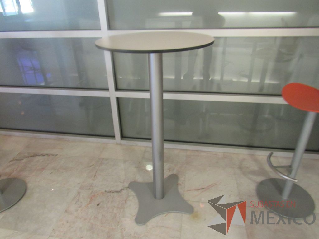 Lote 106a - Mesa alta circular con base metálica y cubierta color blanco - Imagen 4