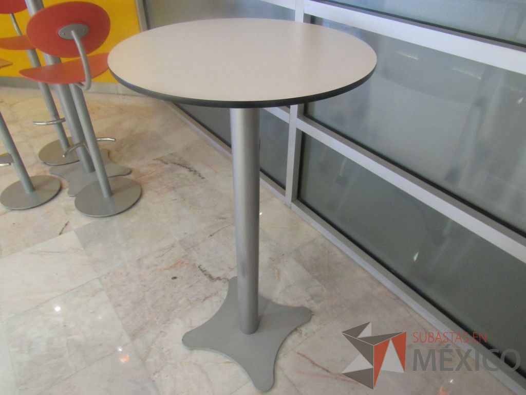 Lote 106a - Mesa alta circular con base metálica y cubierta color blanco - Imagen 5