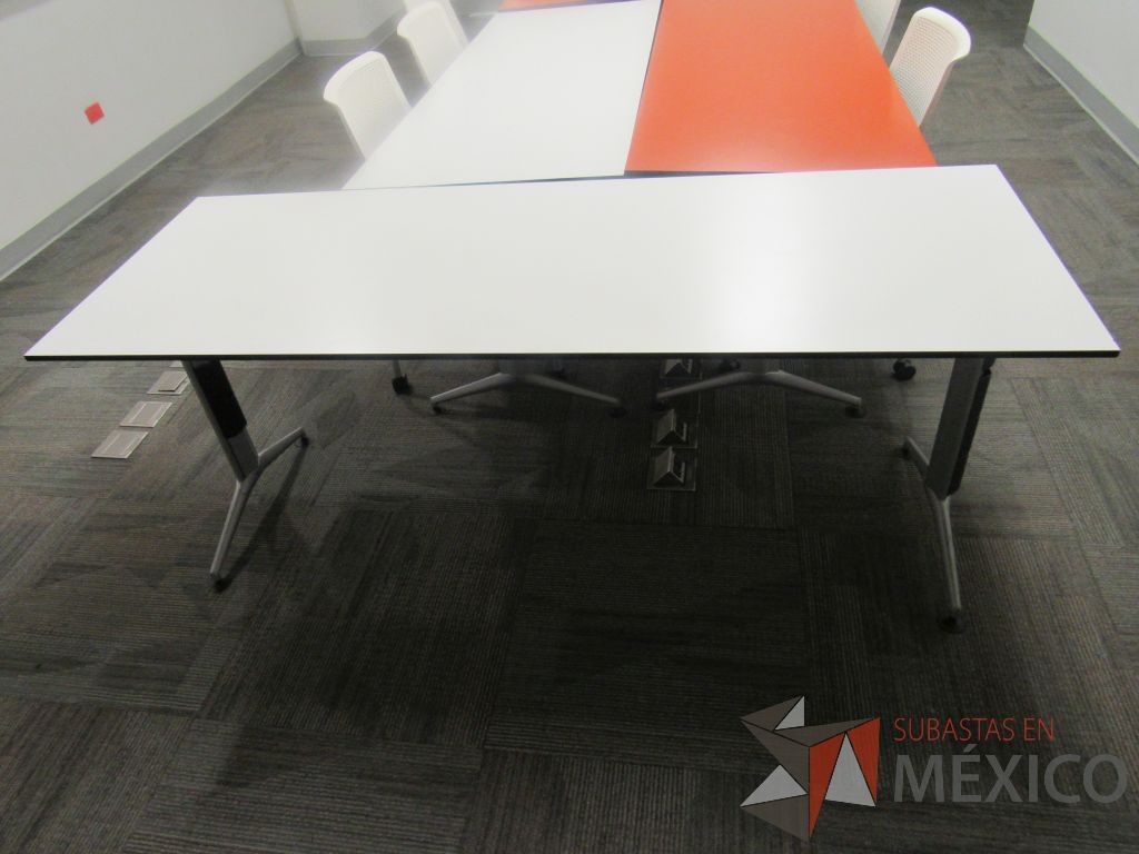Lote 107b - 3 Mesas de trabajo con base metálica y cubierta color blanco