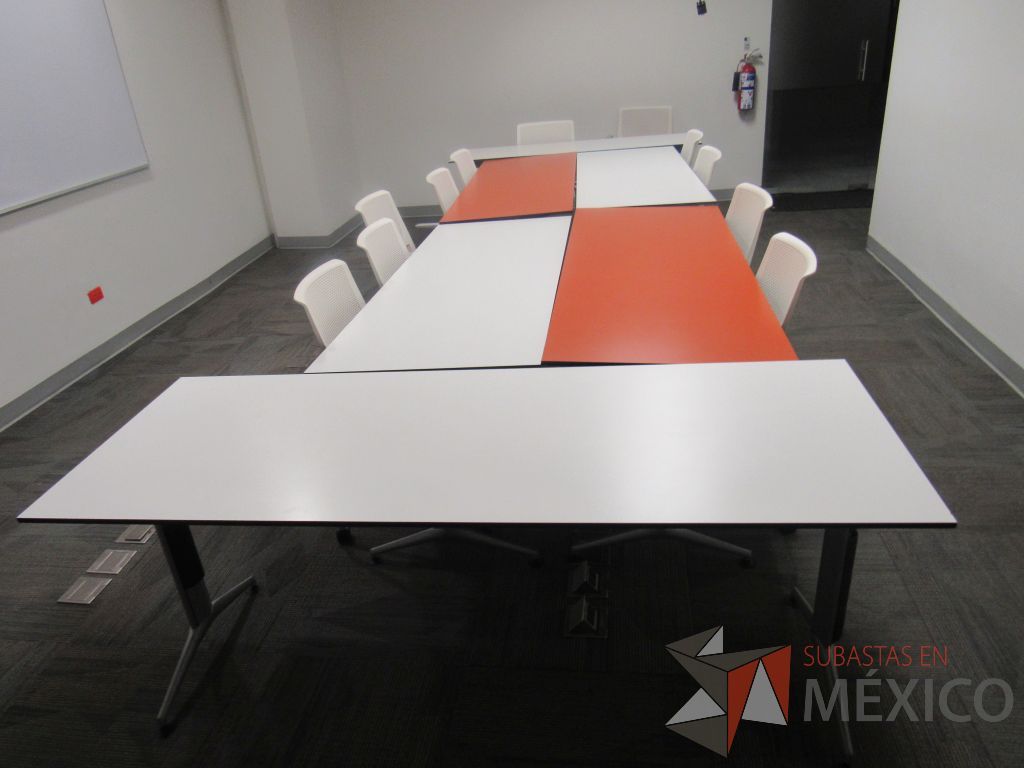 Lote 107b - 3 Mesas de trabajo con base metálica y cubierta color blanco - Imagen 6
