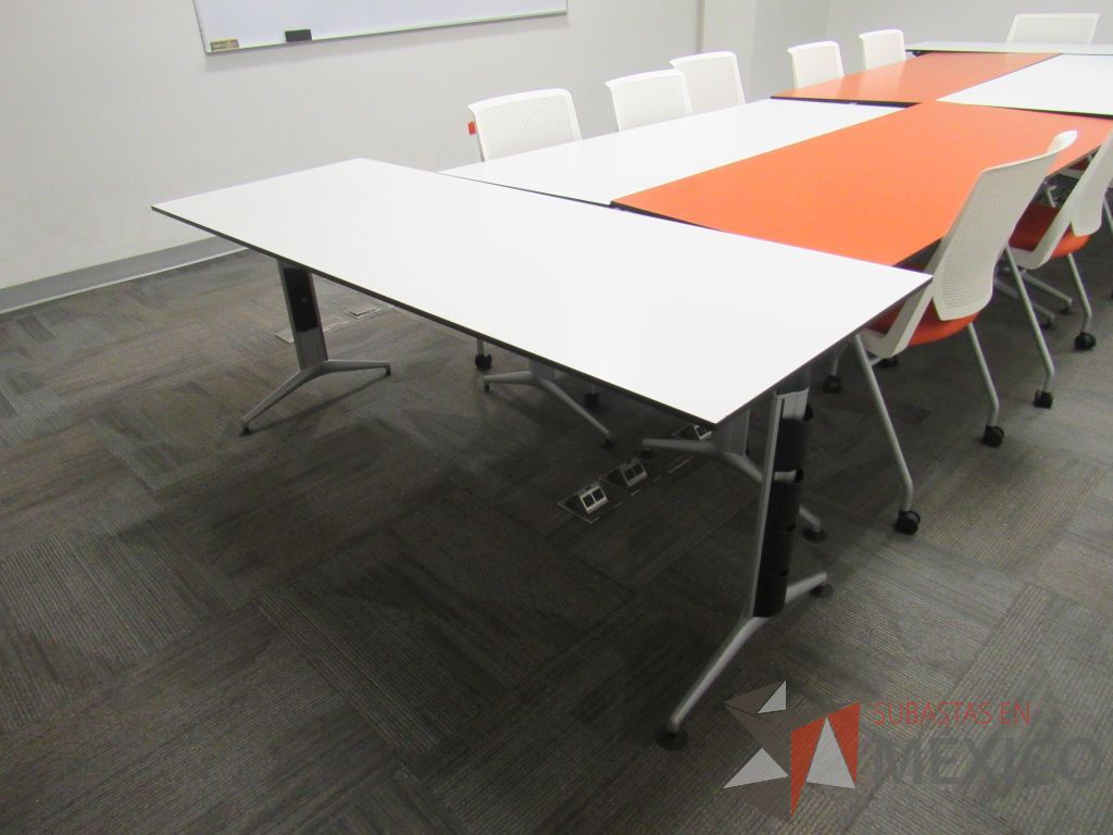 Lote 108 - Mesa de trabajo con base metálica y cubierta color naranja - Imagen 10