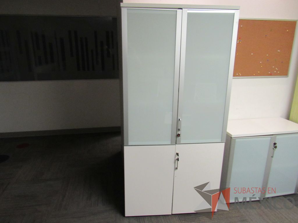 Lote 194b - Gabinete alto con 2 puertas color blanco, 2 puertas de mica y 5 entrepaños