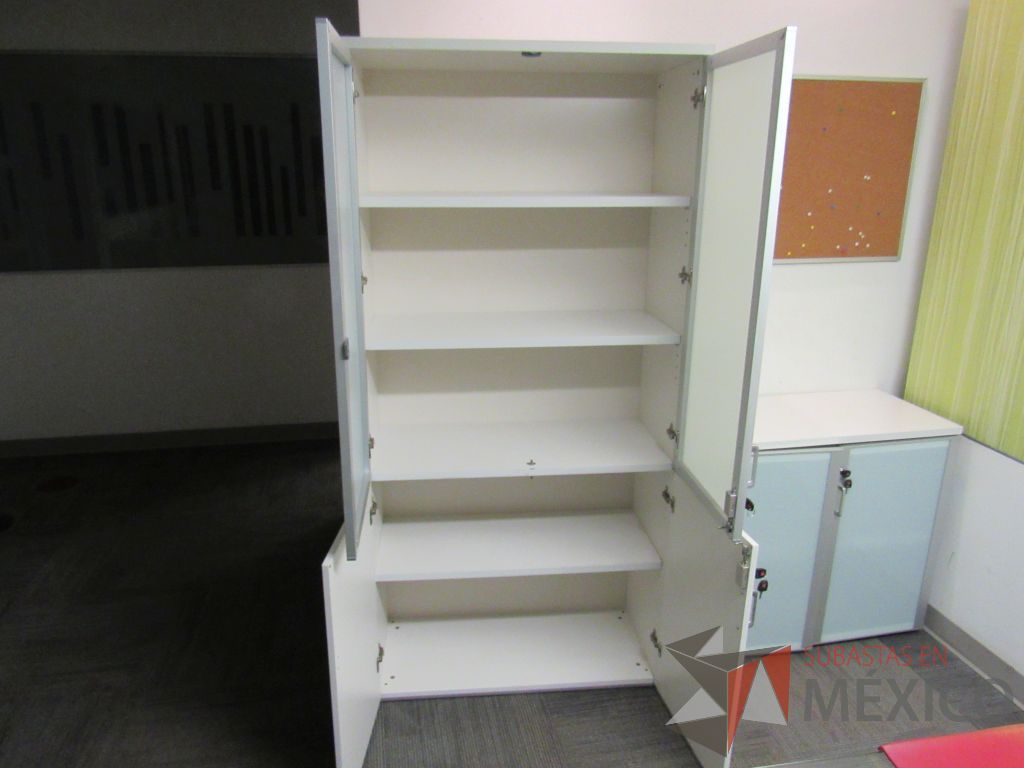 Lote 194b - Gabinete alto con 2 puertas color blanco, 2 puertas de mica y 5 entrepaños - Imagen 2